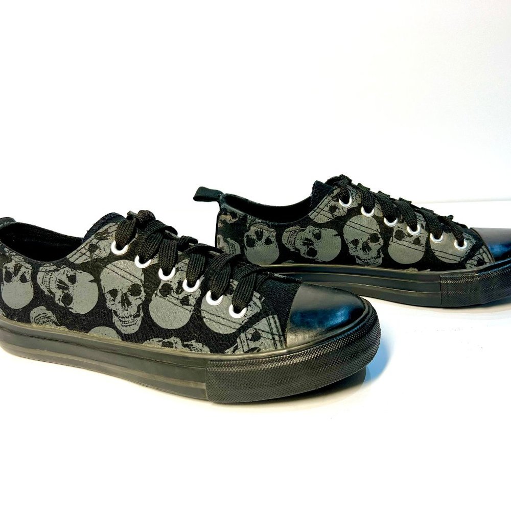 Skull print low-top sneakers
